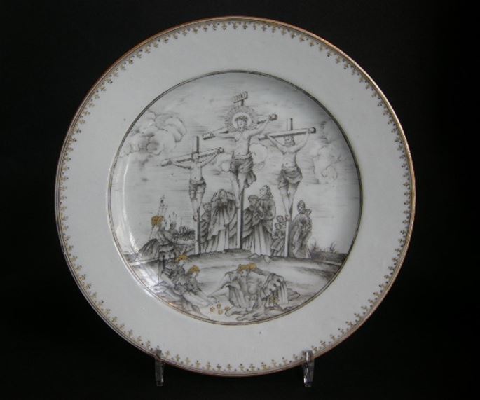 Dish porcelain grisaille and gold Chinese export with the crucifixion | MasterArt